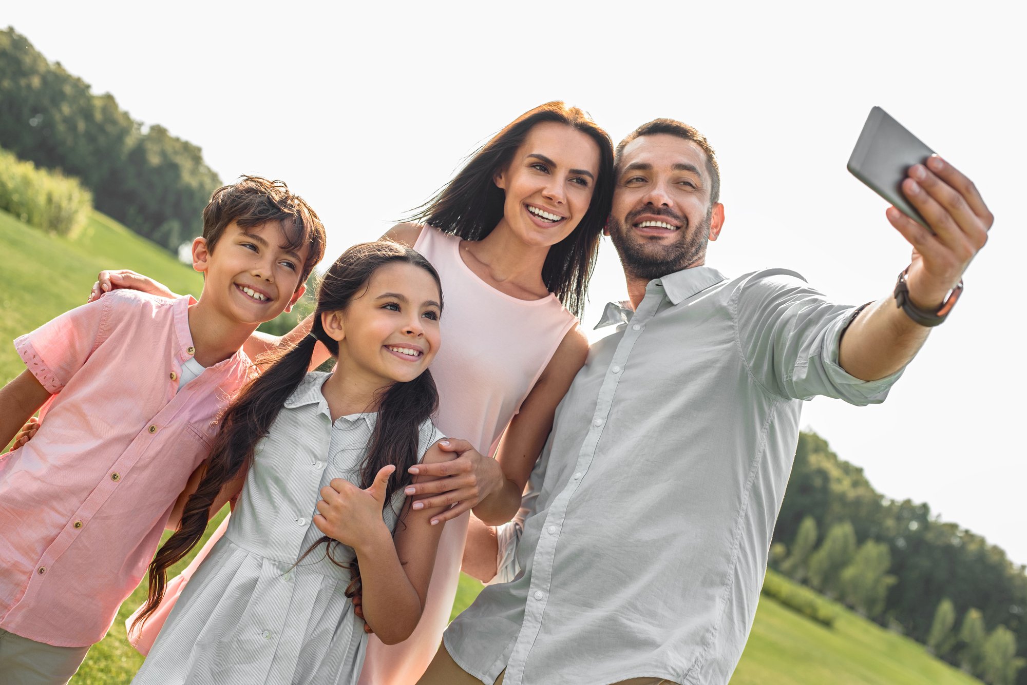 atrapando-momentos-feliz-familia-cuatro-tomando-selfie-parque (1)
