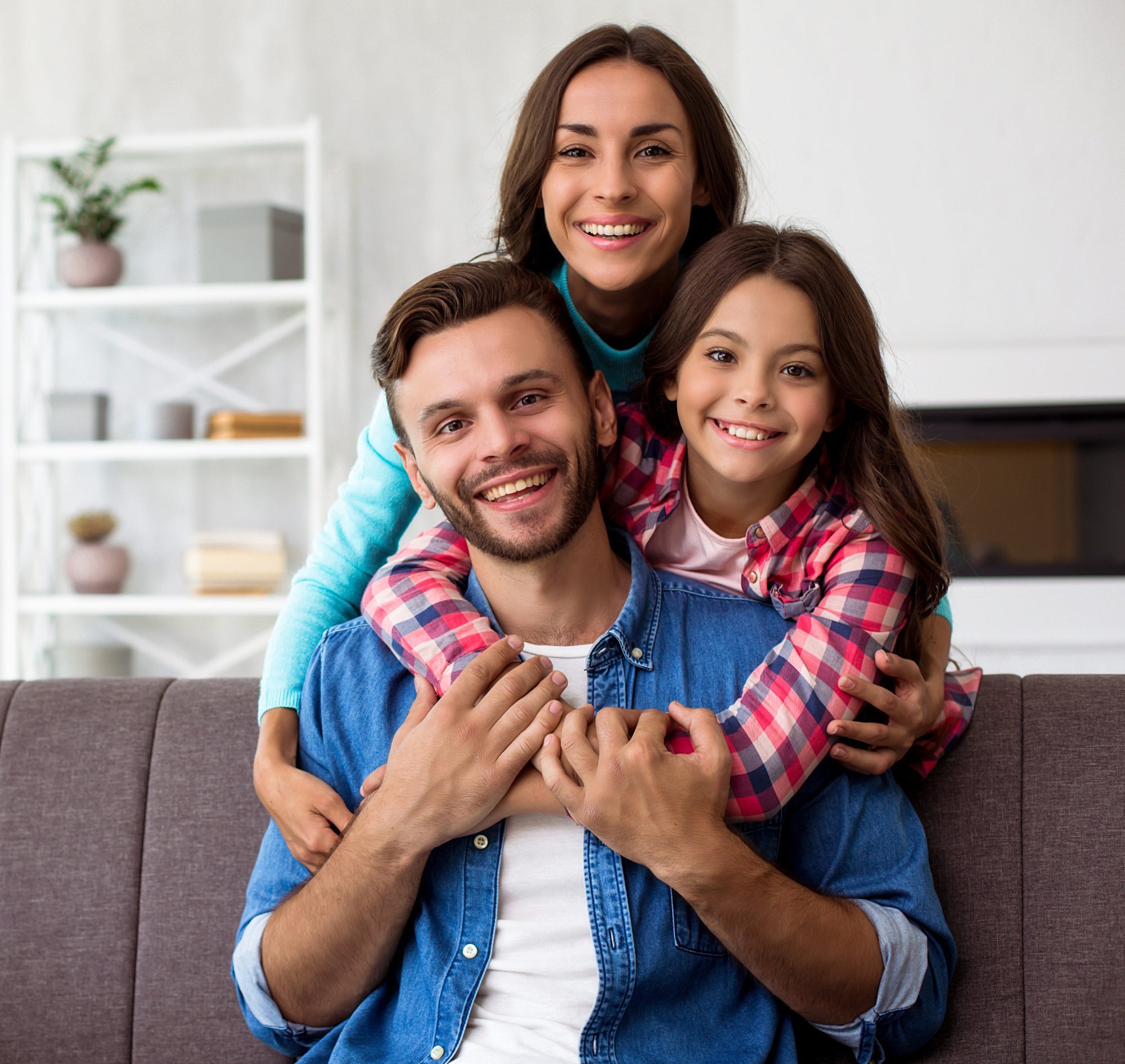 cerrar-foto-madre-padre-e-hija-posando-juntos-foto-conjunta-su-elegante-sala-estar-abrazandose-radiantes-sonrisas recort-1