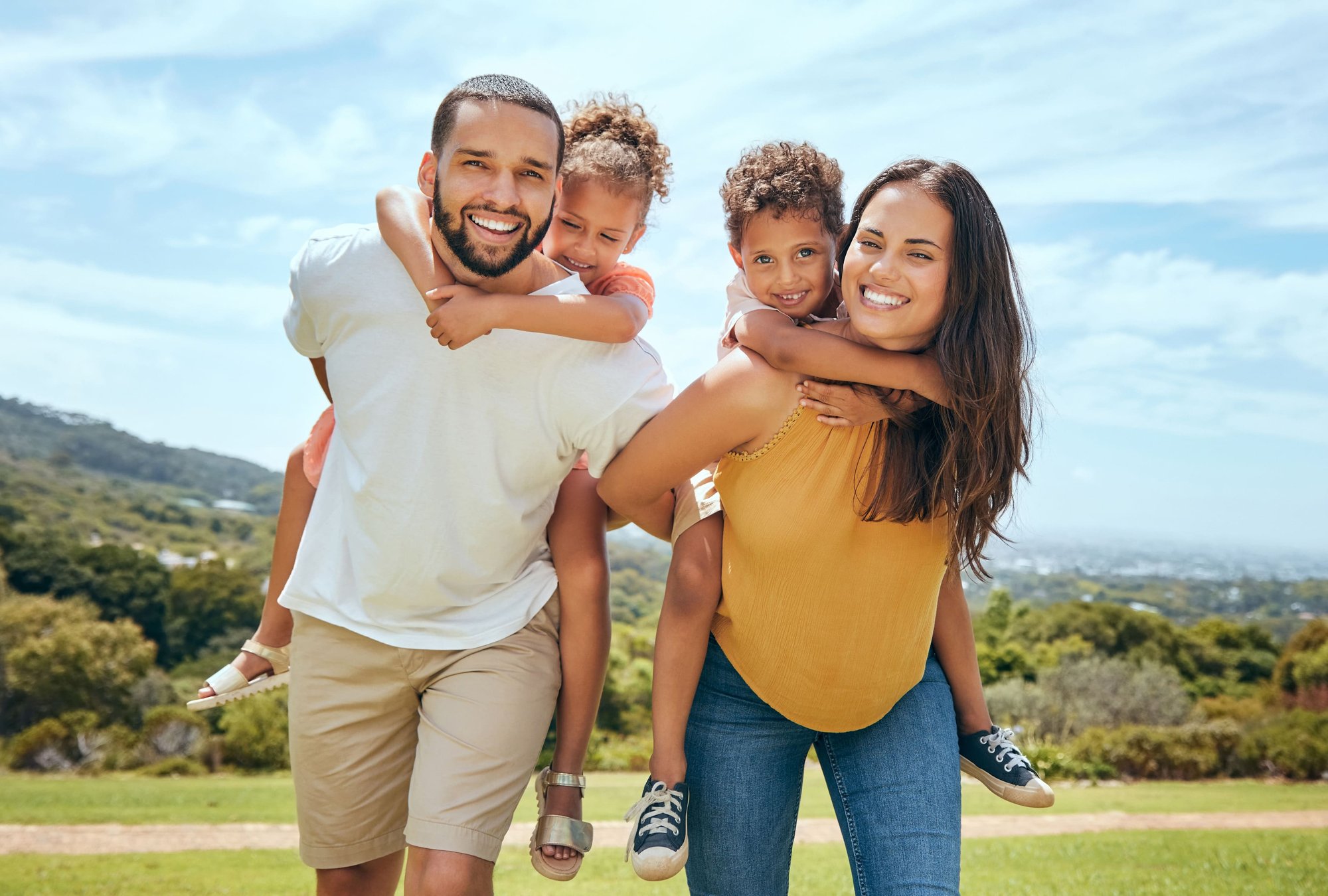 feliz-mama-papa-e-hijos-paseo-cuestas-padres-parque-natural-divertirse-verano-hacer-actividades-familiares-al-aire-libre-padre-negro-madre-ninos-sonrien-juntos-mientras-juegan-cesped (1)